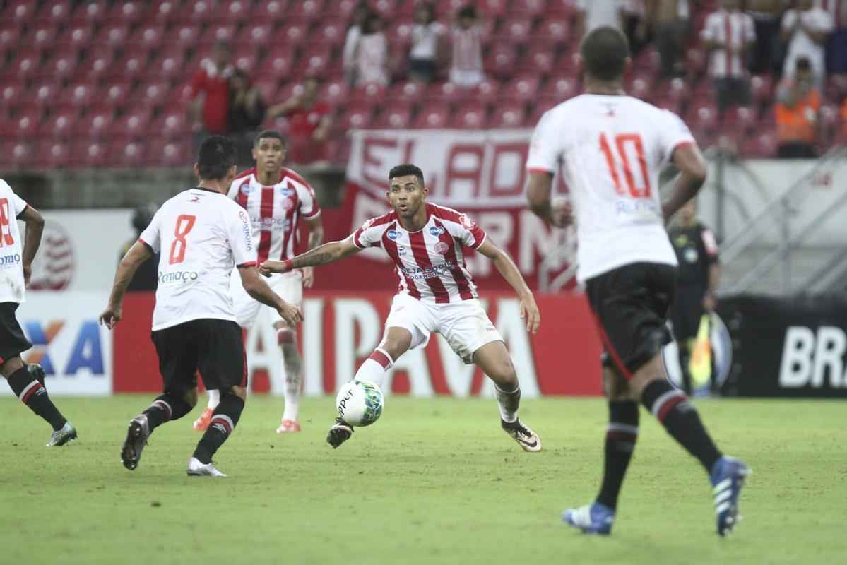 O lateral esquerdo Mateus Muller, 20 anos, foi revelado pelo Palmeiras. Em 2014, os 18 anos, foi convocado por Alexandre Gallo para integrar a Seleo Brasileira sub-21 em um torneio na China. Jogou no Remo e no So Bento antes de aportar no Nutico.