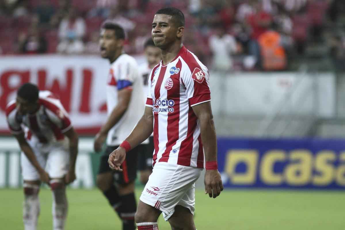 O atacante Taiberson, 22 anos, foi revelado no Internacional, onde chegou a disputar vrias partidas na Srie A. Porm, devido a um histrico de leses, no se firmou. Tambm tem passagens pelas selees de base. Seu ltimo clube foi a Ponte Preta, cujo tcnico era Gallo.