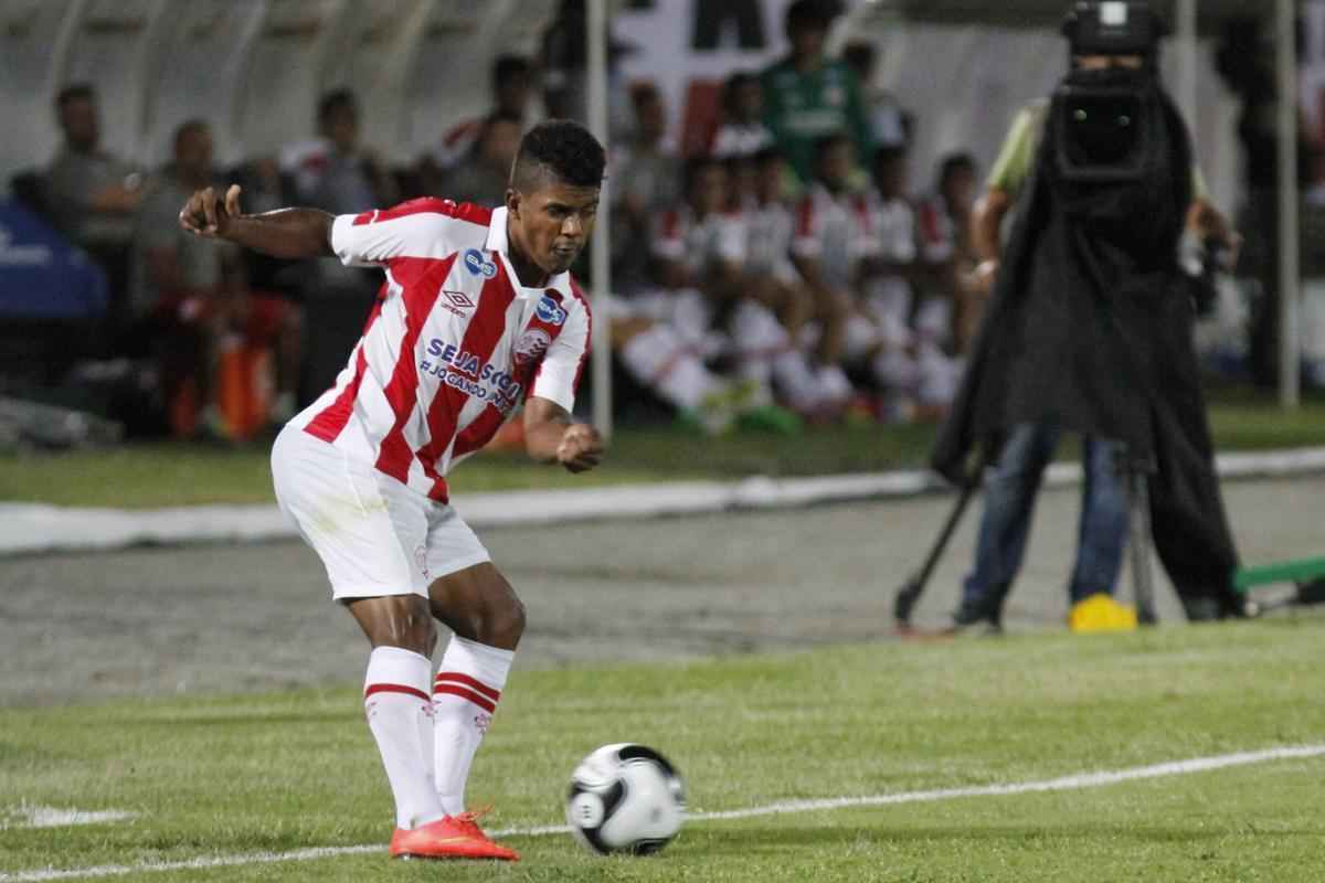 O lateral direito Joazi, 19 anos, comeou a ter chances no Timbu em 2016, com o tcnico Gilmar Dal Pozzo.  poca, chegou a ser escalado para as semifinais do Pernambucano e marcou um gol na partida de ida. Com a chegada de Gallo, virou titular absoluto da posio.
