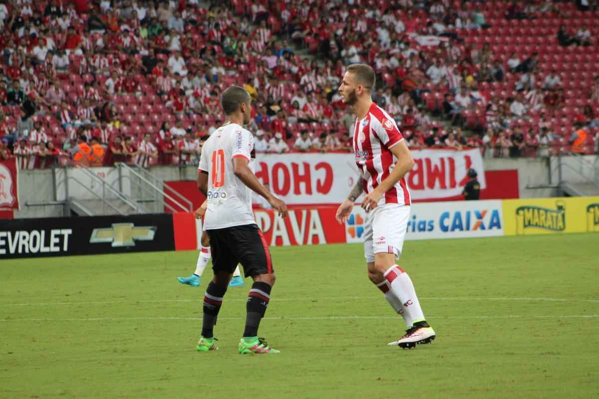 O zagueiro Lo Pereira, 20 anos, foi revelado no Atltico-PR e tem no currculo diversas passagens pelas selees de base. Como profissional, disputou o Campeonato Paraense quando o Furaco optou por utilizar a equipe sub-23. Foi um dos reforos que aportou no clube visando a disputa da Srie B.