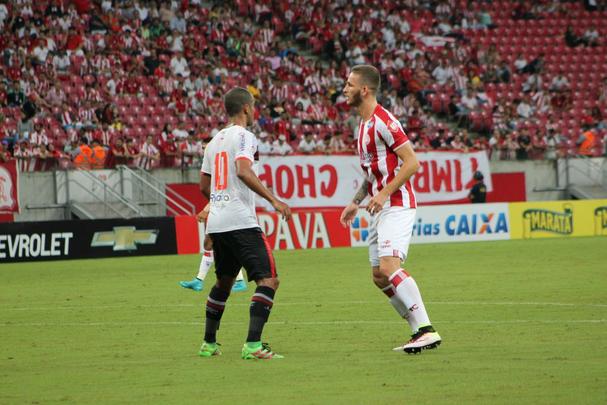 O zagueiro Léo Pereira, 20 anos, foi revelado no Atlético-PR e tem no currículo diversas passagens pelas seleções de base. Como profissional, disputou o Campeonato Paraense quando o Furacão optou por utilizar a equipe sub-23. Foi um dos reforços que aportou no clube visando a disputa da Série B.