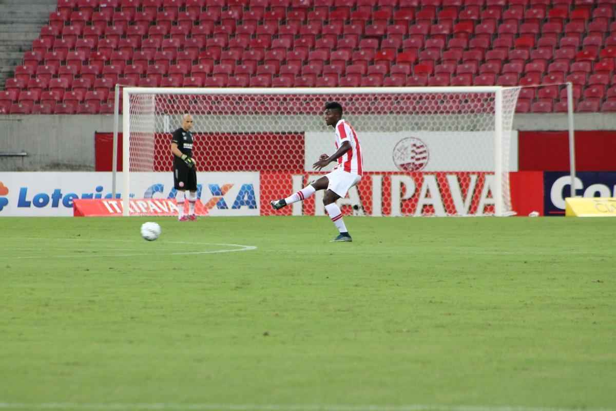 O zagueiro Eduardo, 20 anos, foi revelado no Internacional, onde quase no teve chances como profissional. Foi convocado por Gallo pela Seleo sub-20 em 2013. Assim que chegou no Nutico, assumiu a vaga de titular, devido s leses de Ronaldo Alves e Fabiano Eller.