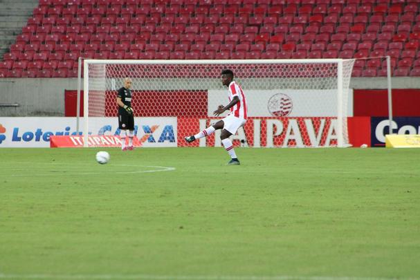 O zagueiro Eduardo, 20 anos, foi revelado no Internacional, onde quase não teve chances como profissional. Foi convocado por Gallo pela Seleção sub-20 em 2013. Assim que chegou no Náutico, assumiu a vaga de titular, devido às lesões de Ronaldo Alves e Fabiano Eller.