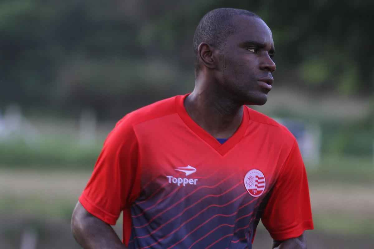 O experiente meia Hugo chega  sua segunda passagem em Pernambuco. Na primeira, se destacou pelo Sport, embora no tenha conseguido evitar o rebaixamento da equipe em 2012. Aos 35 anos, vem ao Timbu respaldado por ter figurado na seleo do Campeonato Gacho de 2016, jogando pelo Juventude.