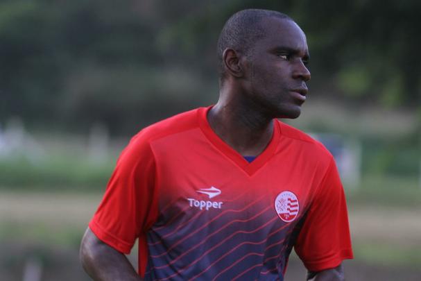 O experiente meia Hugo chega à sua segunda passagem em Pernambuco. Na primeira, se destacou pelo Sport, embora não tenha conseguido evitar o rebaixamento da equipe em 2012. Aos 35 anos, vem ao Timbu respaldado por ter figurado na seleção do Campeonato Gaúcho de 2016, jogando pelo Juventude.