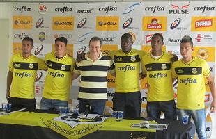 Alm de Caete, o So Bernardo tambm contratou Lo Veloso, ex-Santa (o segundo da equerda para a direita), Diego Ivo, ex-Sport (quarto da esquerda para a direita) e Hugo, ex-Nutico (D)