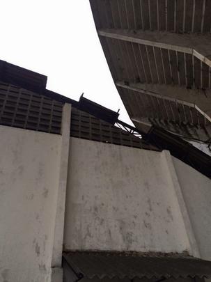 Cobertura do ginásio do clube também ficou solta devido aos fortes ventos