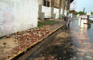 Chuva derrubou parte da arquibancada na Rua Petronila Botelho nesta sexta-feira