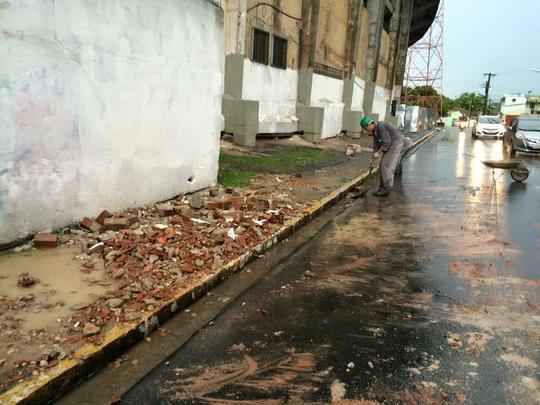 Chuva derrubou parte da arquibancada na Rua Petronila Botelho nesta sexta-feira