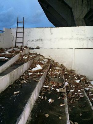 Estrago dentro do estádio foi grande e muito destroços ficaram espalhados pela arquibancada