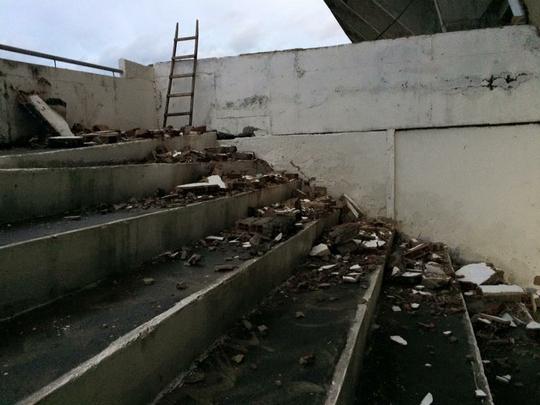 Lances ficaram tomados por restos dos pedaços da arquibancada