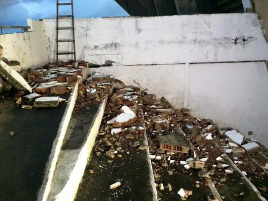 Destroços vieram do anel superior do Arruda e caíram na arquibancada inferior