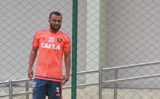 Presente em 30 das 38 partidas do Sport no Campeonato Brasileiro de 2015, sendo 29 como titular, o lateral direito Samuel Xavier continuou como dono da posição nas competições do primeiro semestre