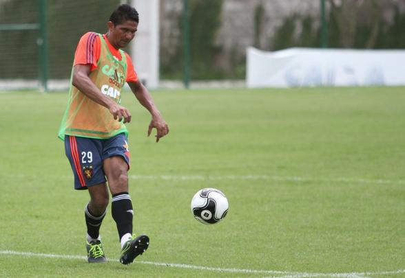 Aos 35 anos, o capitão Durval disputa sua terceira temporada consecutiva com a camisa rubro-negra - a sétima no total. Em dezembro de 2015, o zagueiro renovou com o Sport por mais uma temporada. No último ano, Durval esteve em campo em 67 das 72 partidas do time leonino