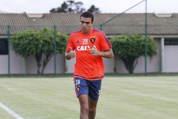 O zagueiro Henrique Mattos teve poucas chances na última temporada. Foram apenas quatro jogos. Em 2016, o defensor disputa a vaga na defesa com Durval, Matheus Ferraz, Henriquez Bocanegra, Oswaldo, Adryelson e, por fim, Ronaldo Alves
