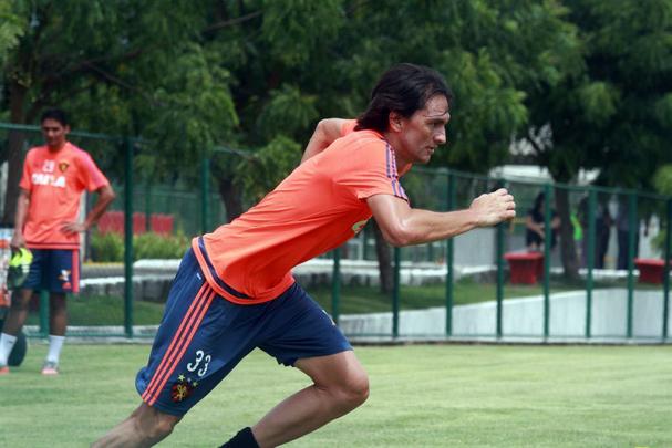Titular absoluto da defesa do Leão em 2015, Matheus Ferraz iniciou 2016 de contrato renovado por mais três anos com o Sport. No fim do ano passado, contudo, o jogador recebeu proposta do Fluminense, do ex-técnico rubro-negro Eduardo Baptista, mas decidiu ficar no Sport. Este ano, começou mal e perdeu o posto de titular