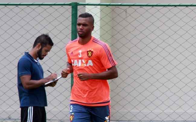 Após um ano ruim no Flamengo, o volante Luiz Antônio ganhou chances no Sport. Ao lado de Rithely, foi titular do Campeonato Pernambucano e na Copa do Nordeste com a camisa do Leão
