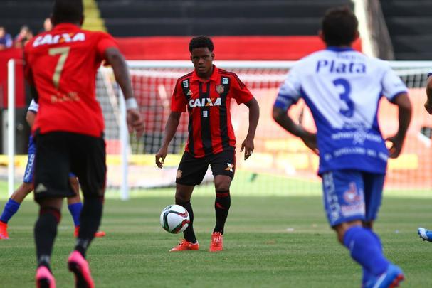 Um dos pilares do elenco do técnico Paulo Roberto Falcão, o volante Rithely fez 60 jogos pelo Sport na temporada passada e foi o quinto maior 'ladrão' de bolas da última Série A. Alvo do assédio de vários clubes nacionais e internacionais, o jogador preferiu continuar na Praça da Bandeira