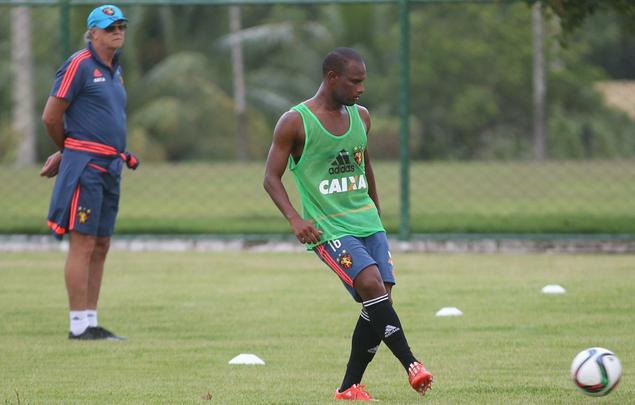 O prata da casa Ronaldo é volante de origem, mas atuou como lateral direito no amistoso entre Sport e Argentino Juniors e mostrou um bom desempenho. Em entrevista, o jogador afirmou que pode ajudar o Leão atuando em outra posição
