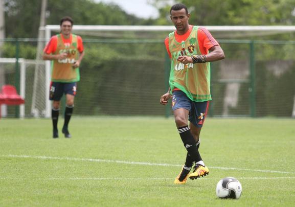 O volante Serginho, de 29 anos, chegou ao Sport por meio de empréstimo do Vasco. O jogador também tem passagens por Atlético-MG, CRB e Criciúma