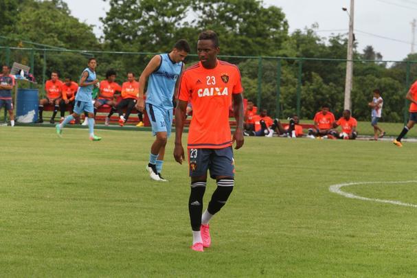 Colombiano da cidade de Cali e com toda a carreira profissional defendendo o Argentinos Juniors, o atacante Reinaldo Lenis vive no Sport a sua primeira experiência no futebol brasileiro