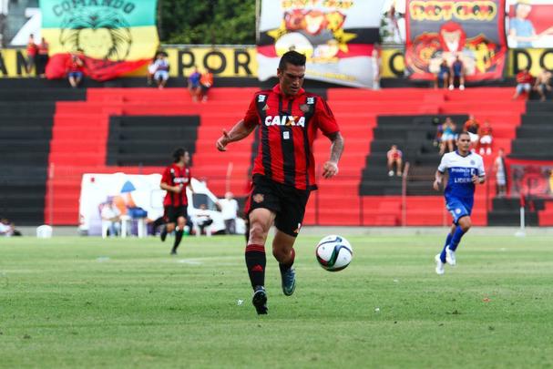 O meia Mark González, de 31 anos, chega no Leão com currículo expressivo. Defendeu a Seleção Chilena em 53 partidas, tendo marcado seis gols. Um deles, inclusive, na Copa do Mundo de 2010, na vitória por 1 a 0 sobre a Suíça, na primeira fase