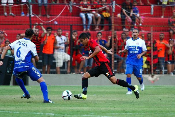 Neto Moura era volante e virou meia. Oriundo da base do clube, Neto foi aposta para a equipe principal do ex-técnico Eduardo Baptista em 2015. Aos 19 anos, o jovem atleta garante estar mais maduro para ajudar o Sport