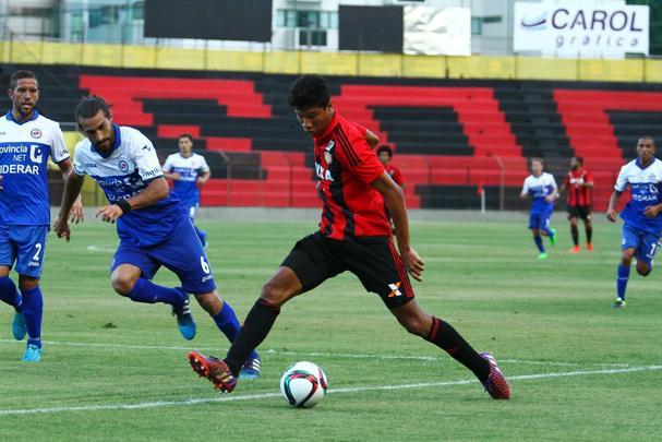 O prata da casa Wallace vem treinando com o elenco profissional desde a temporada passada. O atacante também foi destaque na Copa São Paulo neste ano e seguirá participando de alguns jogos do time Sub-20 do Leão enquanto treina com o elenco profissional
