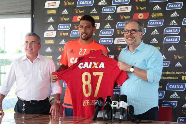 Diego Souza retornou ao Sport apenas três meses depois de ter deixado o clube para ir ao Fluminense. O jogador tem acordo com o time rubro-negro, a partir de agora, até o fim de 2017