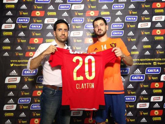 Vindo do São José-RS, o meia Clayton, de 24 anos, foi indicação do auxiliar técnico Thiago Gomes. O atleta assinou contrato de empréstimo com o Leão da Ilha até o fim de 2016