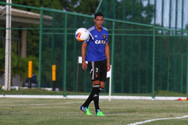 Revelado na base do Sport, Oswaldo est no elenco profissional do Sport desde 2011, mas nunca conseguiu embalar uma sequncia como titular. Sem espao, o zagueiro foi emprestado ao XV de Piracicaba no incio de 2016, mas tornou ao clube pouco depois. Com a carncia defensiva, Oswaldo deve voltar a ter chances no Leo