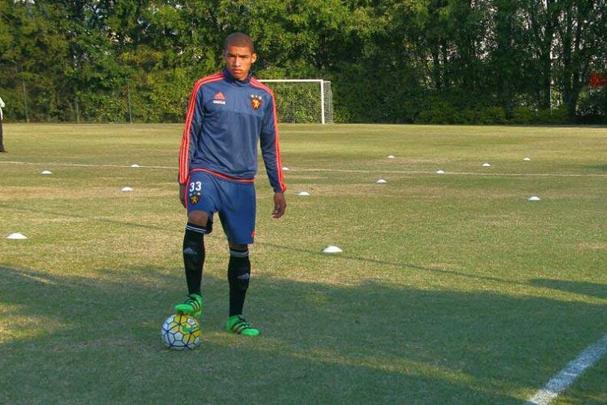 Estreando pela equipe principal em 2015, Adryelson disputa vaga na zaga do Sport com outros cinco atletas que desempenham a função. Em 2016, aos 18 anos, o jogador foi convocado para participar de um período de treinos com a Seleção Brasileira Sub-19