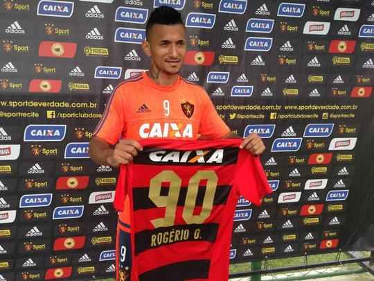 Espécie de 'reserva de luxo' do São Paulo, o Sport insistiu bastante até conseguir trazer o atacante Rogério para a Ilha do Retiro. Para isso, precisou abrir os cofres. Estima-se que o clube tenha pago R$ 2,5 milhões por 25% dos direitos do atleta, que chega ao clube com a missão de acrescentar qualidade ao setor ofensivo rubro-negro