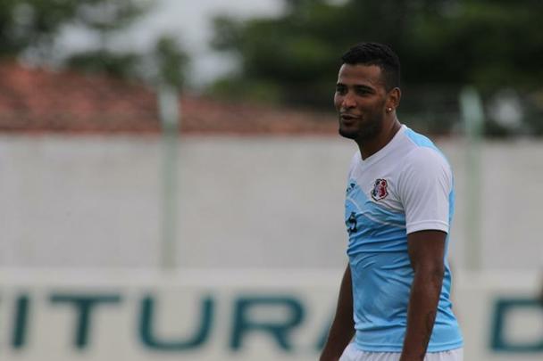 Allan Vieira chegou ao Arruda durante a Srie B de 2015 e finalmente resolveu o problema da lateral esquerda do Santa Cruz. Renovou o contrato por mais um ano e comeou a temporada como titular at se machucar e perder o posto para Tiago Costa.