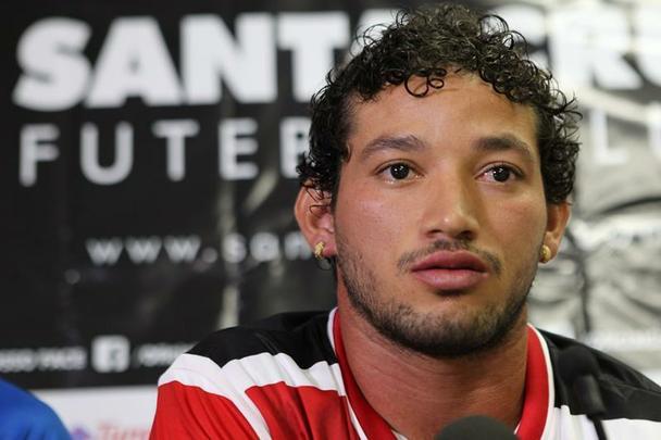 Artilheiro do Atltico-GO na ltima Srie B, o atacante Arthur chegou emprestado do Londrina para jogar em qualquer posio do setor, desde centroavante ou pelas beiradas do campo. Ganhou a titularidade com Milton Mendes e fez a equipe crescer nas retas finais das conquistas na temporada.