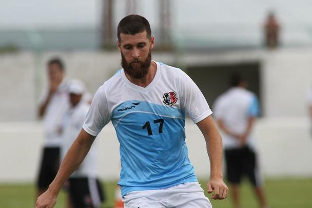 Danny Morais chegou ao clube em 2015 por indicao de Ricardinho e viveu momentos de altos e baixo com a camisa coral. Na reta final da Srie B se consolidou ao lado de Alemo na zaga e calou a boca dos crticos. Comeou 2016 do mesmo jeito que terminou a temporada anterior e se mantm em alta no clube.