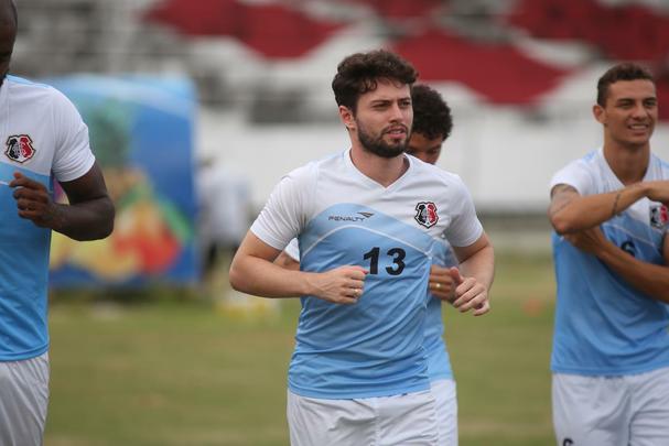 O Joo Paulo  a 'cabea pensante' do Santa Cruz. Ora meia, ora volante, o jogador ganhou papel fundamental no esquema do tcnico Milton Mendes. Antes de ter sido destaque na Srie B passada, foi eleito melhor jogador do Campeonato Pernambucano de 2015. Em 2016, manteve-se em alta.