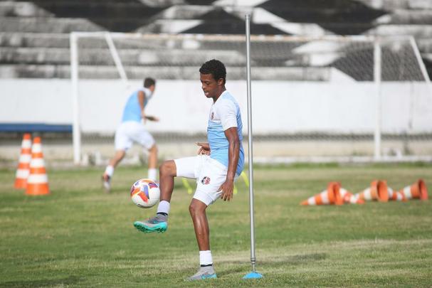 Com passagem no clube em 2014, Keno retornou ao Arruda depois de experincia no Mxico, onde jogou at uma Libertadores pelo Atlas, e pela Ponte Preta, onde foi reserva na Sria A do Brasileiro, no ano passado. Em 2016,  titular absoluto no ataque coral.