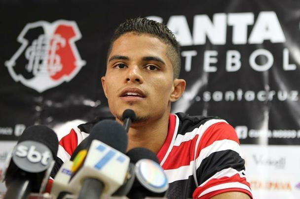 Lucas Ramon chegou ao clube em 2016 como uma aposta do clube. O jovem lateral de 21 anos j teve passagens por Londrina e Grmio e chega ao Arruda em busca de espao e tempo de jogo.