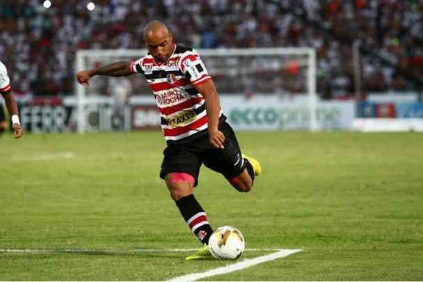 Tiago Costa volta ao Arruda pela terceira vez inicialmente com contrato at maro. Seu retorno foi recebido com desconfiana, j que o atleta deixou o clube em outras oportunidades quando menos se esperava e justamente quando estava em boa fase. Vai conseguindo dar a volta por cima este ano.