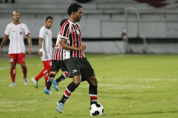Revelado pelo Santos e com passagem pela Seleo Brasileira sub-17, o zagueiro Leonardo foi anunciado como novo reforo coral no dia 15 de fevereiro. O defensor, de 29 anos de idade foi um pedido do ento tcnico Marcelo Martelotte. Alm do Peixe, clube formador e onde conquistou o ttulo brasileiro de 2004, ele ainda tem no currculo passagens por clubes como Shakhtar Donetsk (da Ucrnia), So Caetano, Vasco, Grmio Prudente, Ava, Atltico-GO e Cricima. Recentemente, ainda jogou por Ponte Preta, Bragantino e Ituano antes de retornar para o Santos. No Santa, por enquanto, no passou de um bom reserva.