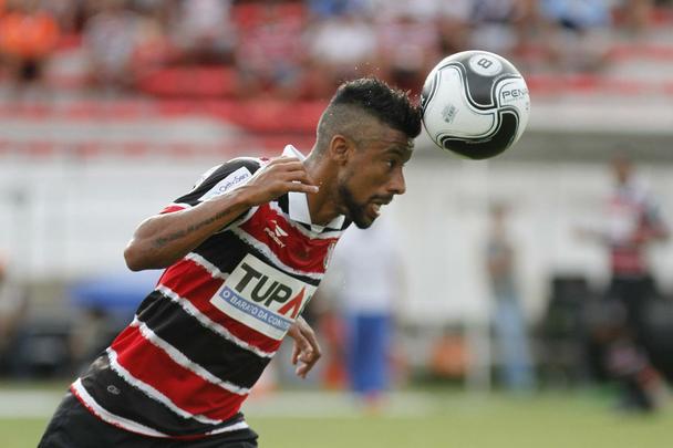 O experiente lateral/volante Lo Moura, 37 anos, foi contratado pelo Santa Cruz em 11 de maro. Ele estava no Metropolitano-SC. dolo do Flamengo, o atleta se transferiu para o Fort Lauderdale Strikers, dos EUA, e FC Goa, da ndia, aps despedida do clube carioca. Insatisfeito no exterior, retornou para o Brasil via o futebol catarinense, onde atuou s seis partidas. No Santa Cruz, at ento, apenas compe o elenco como reserva.