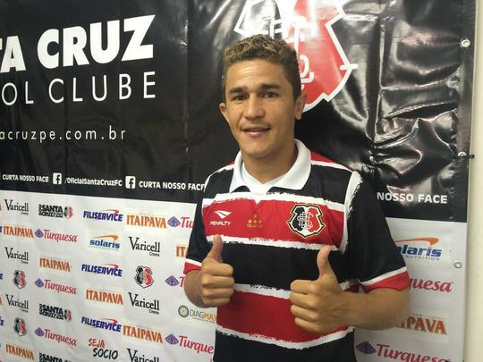 O meia Leandro Lima, de 30 anos, estava no Jeonnam Dragons, da Coreia do Sul, onde atuava desde 2012. Longe do pas, Leandro tambm tem passagens pelo Porto, Unio de Leiria e Vitria de Setbal, todos de Portugal. O passaporte para atuar na Europa veio quando o jogador teve bons momentos vestindo a camisa do So Caetano, entre 2006 e 2007. No currculo, o novo meia coral, nascido em Fortaleza, no Cear, tambm tem passagens por Cruzeiro (2009) e Ava (2011) alm de ter atuado pelo Daegu FC (2011), da Coreia do Sul.