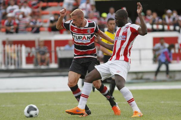 Aos 26 anos, Uillian Correia no vinha sendo muito aproveitado no Cruzeiro. Chegou ao Arruda para ocupar uma posio carente no Tricolor. Fez muito mais, sendo um dos protagonistas do time nos ttulos do Estadual e do Nordesto.