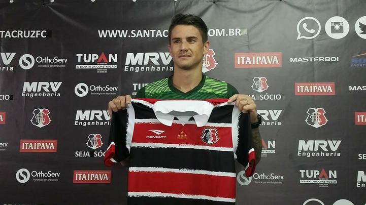 Aos 24 anos, o atacante Everaldo chegou ao Santa Cruz para a disputa do Campeonato Brasileiro da Srie A. O atleta disputou o Campeonato Paulista pelo gua Santa, de So Paulo, e marcou seis gols em 15 partidas.