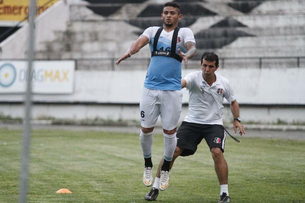 O lateral esquerdo Roberto reforou o Santa Cruz no Campeonato Brasileiro por indicao do tcnico Milton Mendes. O atleta veio do Atltico-PR, onde trabalhou com o treinador. Em Pernambuco, passou pelo Nutico, em 2014, e foi dispensado por indisciplina aps perder um voo da delegao timbu para um confronto contra o Boa Esporte