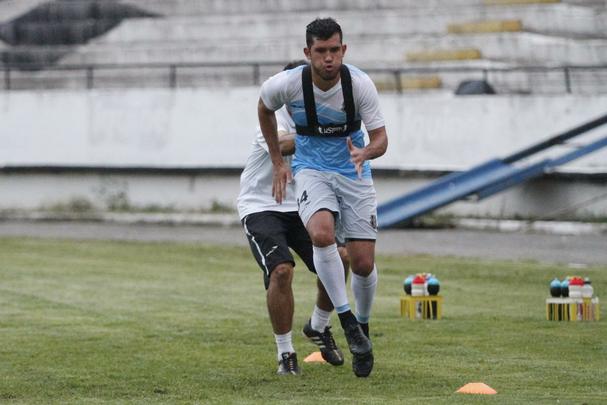 Aps disputar o Campeonato Paulista pela Ferroviria, o meia Fernando Gabriel chegou ao Santa Cruz por indicao do tcnico Milton Mendes.