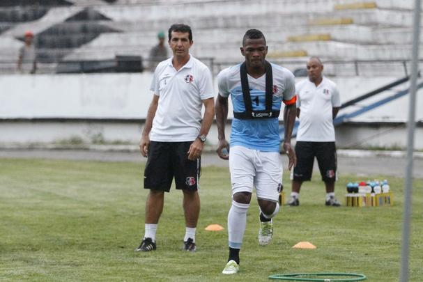 Vindo do Aucas e com passagem pela seleo do Equador, o volante Alex Bolao  um dos reforos do Santa Cruz para a Srie A