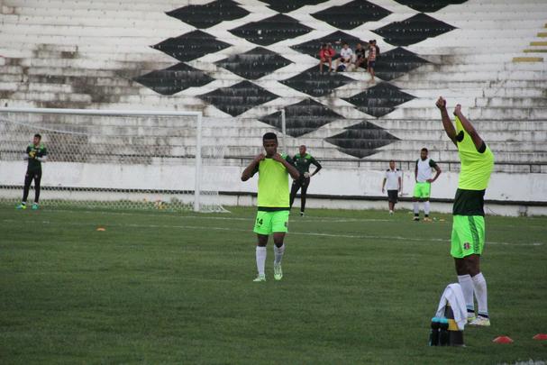 Mrio Srgio chegou ao Santa Cruz aps passagem pelo Joinville. O lateral direito foi um dos reforos indicados pelo tcnico Milton Mendes para a disputada Srie A.