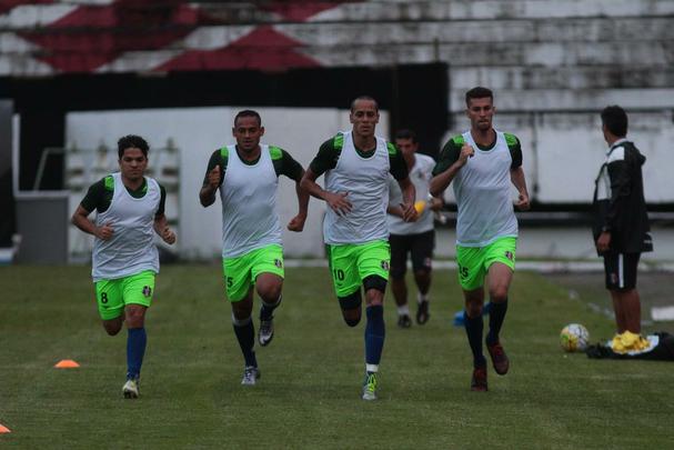 Volante que teve destaque no Nutico (clube que defendeu por duas vezesentre 2008 e 2013), Derley chegou ao Santa aps a sada do equatoriano Bolao para ser mais um reforo na disputa da Srie A.